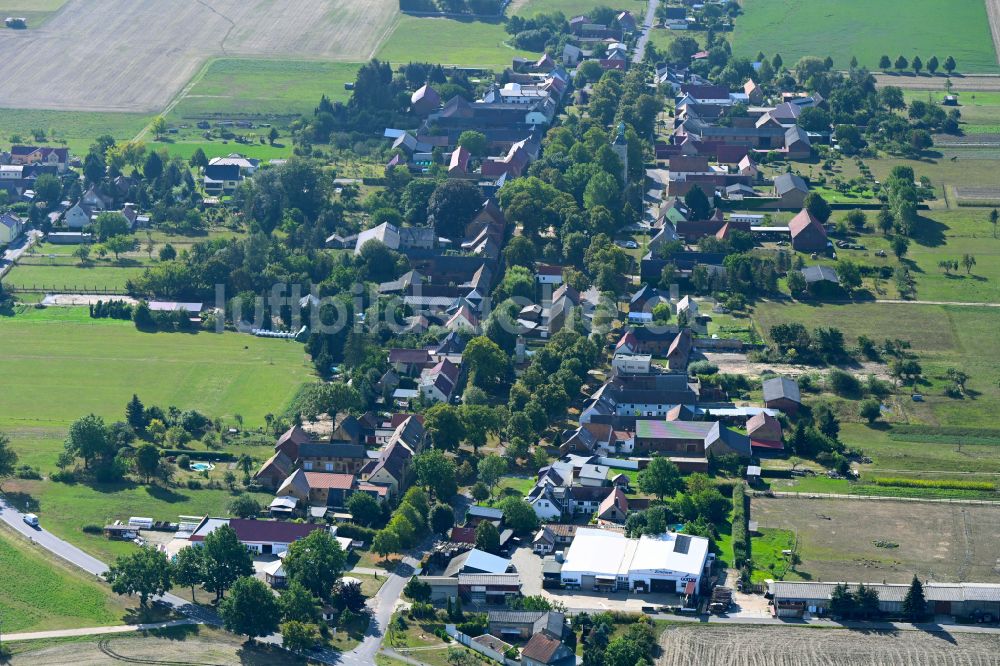 Betten von oben - Ortsansicht entlang der Dorfstraße in Betten im Bundesland Brandenburg, Deutschland