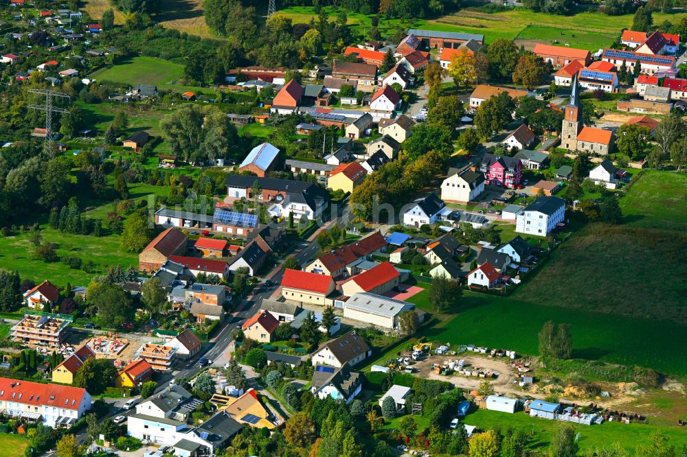 Eiche aus der Vogelperspektive: Ortsansicht entlang der Eichner Dorfstraße in Eiche im Bundesland Brandenburg, Deutschland