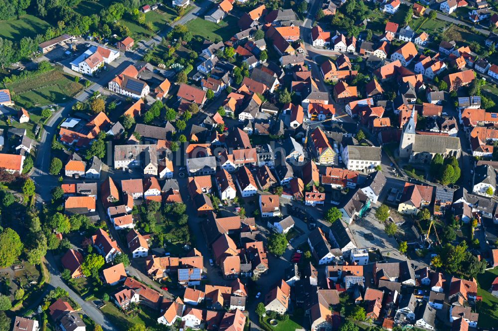 Nieheim von oben - Ortsansicht entlang der Marktstraße in Nieheim im Bundesland Nordrhein-Westfalen, Deutschland