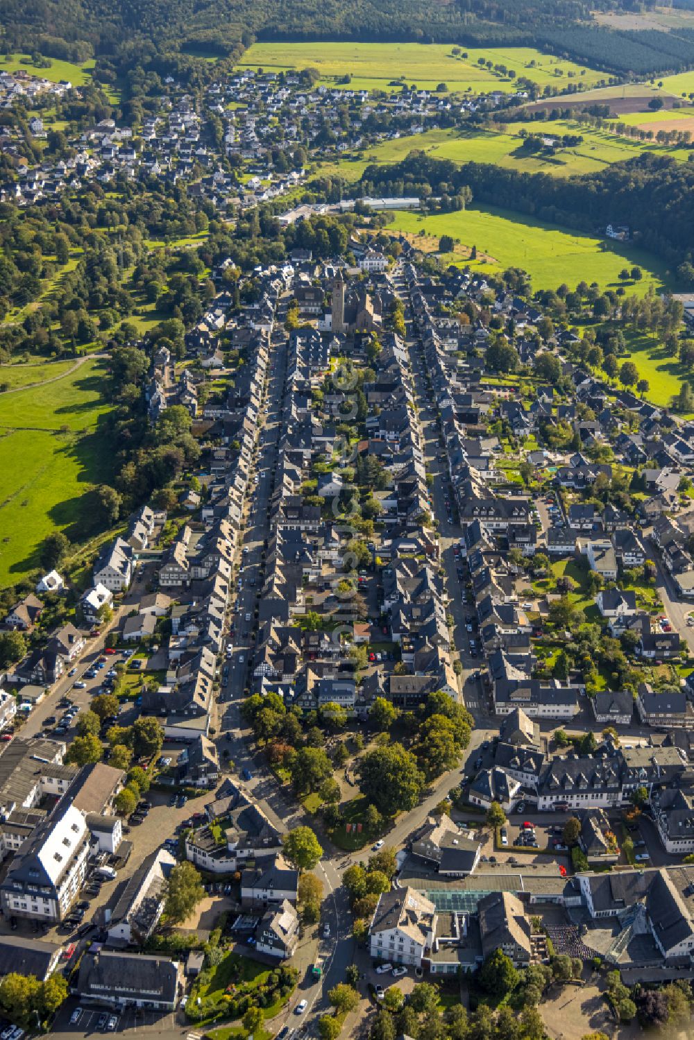 Schmallenberg aus der Vogelperspektive: Ortsansicht entlang der Oststraße und Weststraße in Schmallenberg im Bundesland Nordrhein-Westfalen, Deutschland