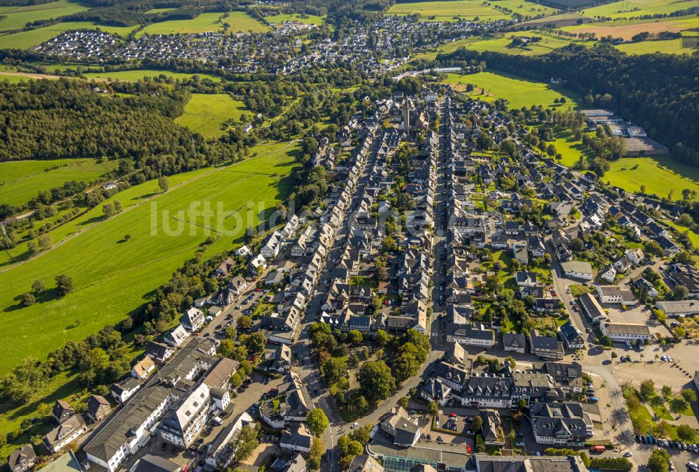 Schmallenberg von oben - Ortsansicht entlang der Oststraße und Weststraße in Schmallenberg im Bundesland Nordrhein-Westfalen, Deutschland