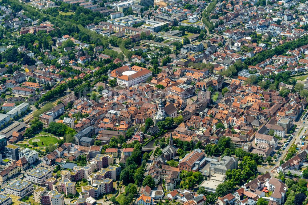 Ettlingen aus der Vogelperspektive: Ortsansicht von Ettlingen bei Karlsruhe im Bundesland Baden-Württemberg, Deutschland