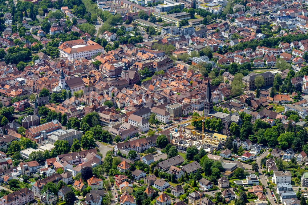 Ettlingen von oben - Ortsansicht von Ettlingen bei Karlsruhe im Bundesland Baden-Württemberg, Deutschland