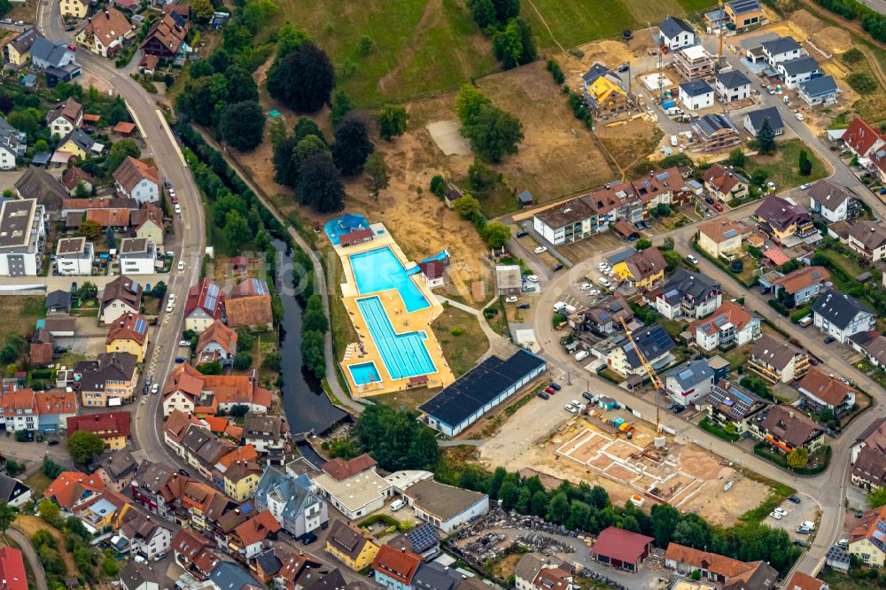 Luftaufnahme Elzach - Ortsansicht mit Freibad in Elzach im Bundesland Baden-Württemberg, Deutschland