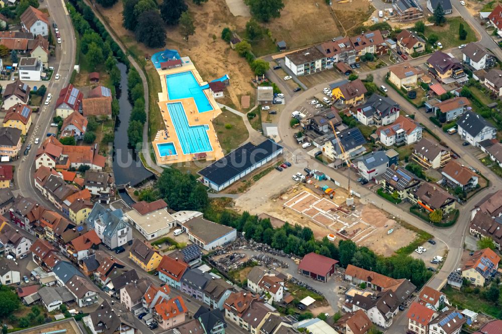 Elzach von oben - Ortsansicht mit Freibad in Elzach im Bundesland Baden-Württemberg, Deutschland