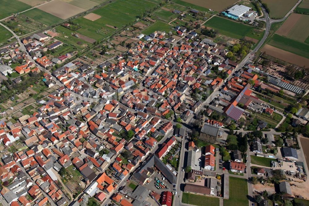 Gau-Bickelheim aus der Vogelperspektive: Ortsansicht von Gau-Bickelheim ist eine Ortsgemeinde im Landkreis Alzey-Worms in Rheinland-Pfalz