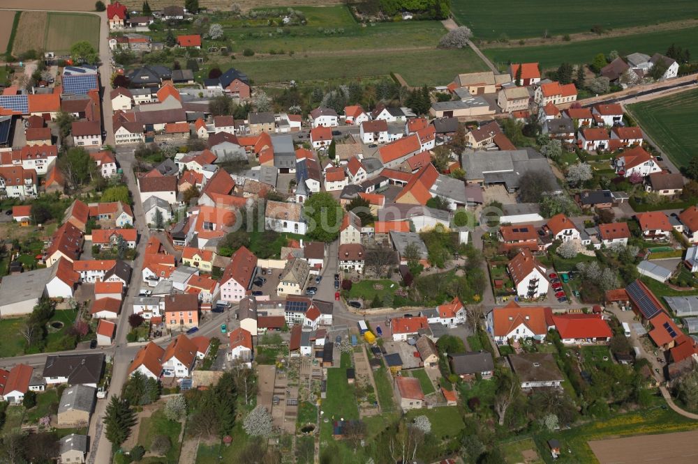 Gau-Odernheim / Gau-Köngernheim aus der Vogelperspektive: Ortsansicht von Gau-Köngernheim, einem Stadtteil von Gau-Odernheim im Bundesland Rheinland-Pfalz