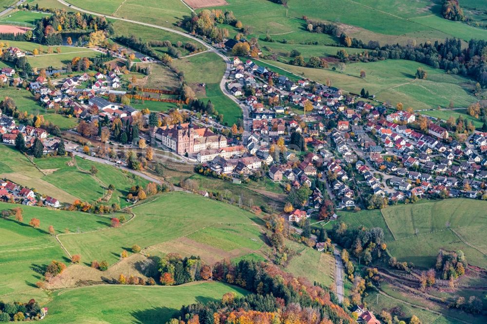 Luftaufnahme Sankt Peter - Ortsansicht und Gebäudekomplex des Klosters und Klosterkirche in Sankt Peter im Bundesland Baden-Württemberg, Deutschland