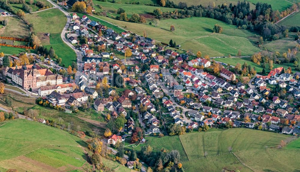 Sankt Peter aus der Vogelperspektive: Ortsansicht und Gebäudekomplex des Klosters und Klosterkirche in Sankt Peter im Bundesland Baden-Württemberg, Deutschland