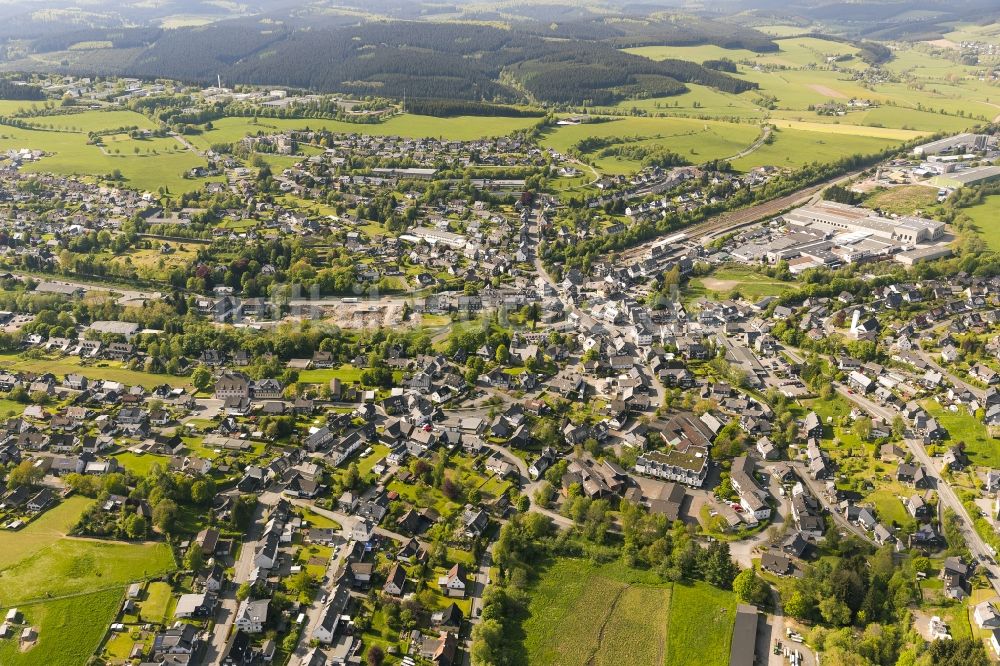 Erndtebrück aus der Vogelperspektive: Ortsansicht der Gemeinde Erndtebrück im Kreis Siegen-Wittgenstein in Nordrhein-Westfalen