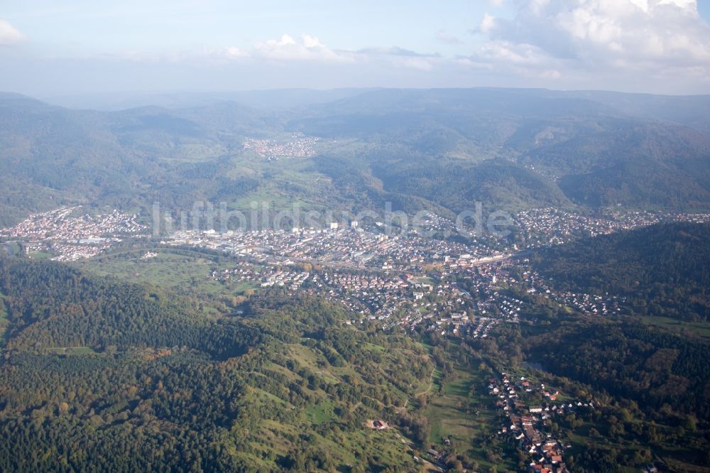 Gernsbach aus der Vogelperspektive: Ortsansicht in Gernsbach im Murgtal des Schwarzwald im Bundesland Baden-Württemberg, Deutschland