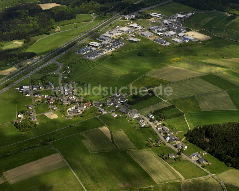 Meuspath aus der Vogelperspektive: Ortsansicht und Gewerbefläche von Meuspath im Bundesland Rheinland-Pfalz