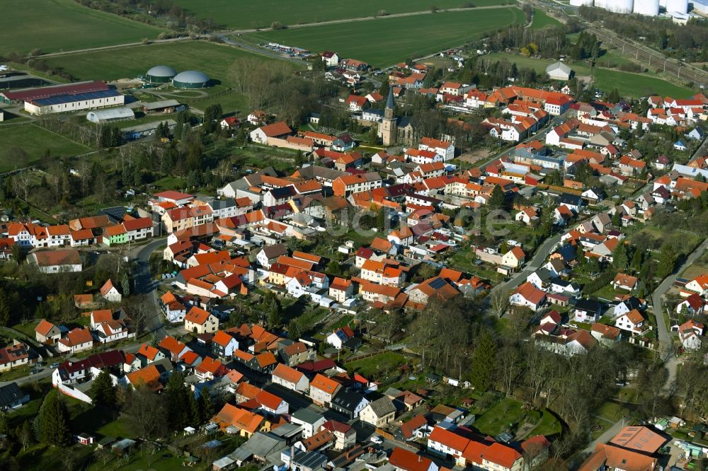 Emleben von oben - Ortsansicht mit Gewerbegebiet in Emleben im Bundesland Thüringen, Deutschland