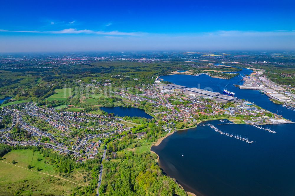 Luftaufnahme Lübeck - Ortsansicht des Hafens in Schlutup der Hansestadt Lübeck im Bundesland Schleswig-Holstein