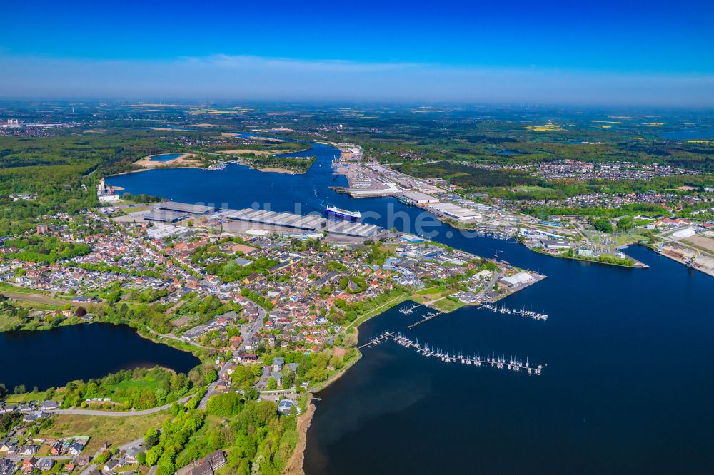 Lübeck von oben - Ortsansicht des Hafens in Schlutup der Hansestadt Lübeck im Bundesland Schleswig-Holstein