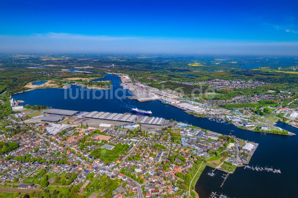 Lübeck aus der Vogelperspektive: Ortsansicht des Hafens in Schlutup der Hansestadt Lübeck im Bundesland Schleswig-Holstein