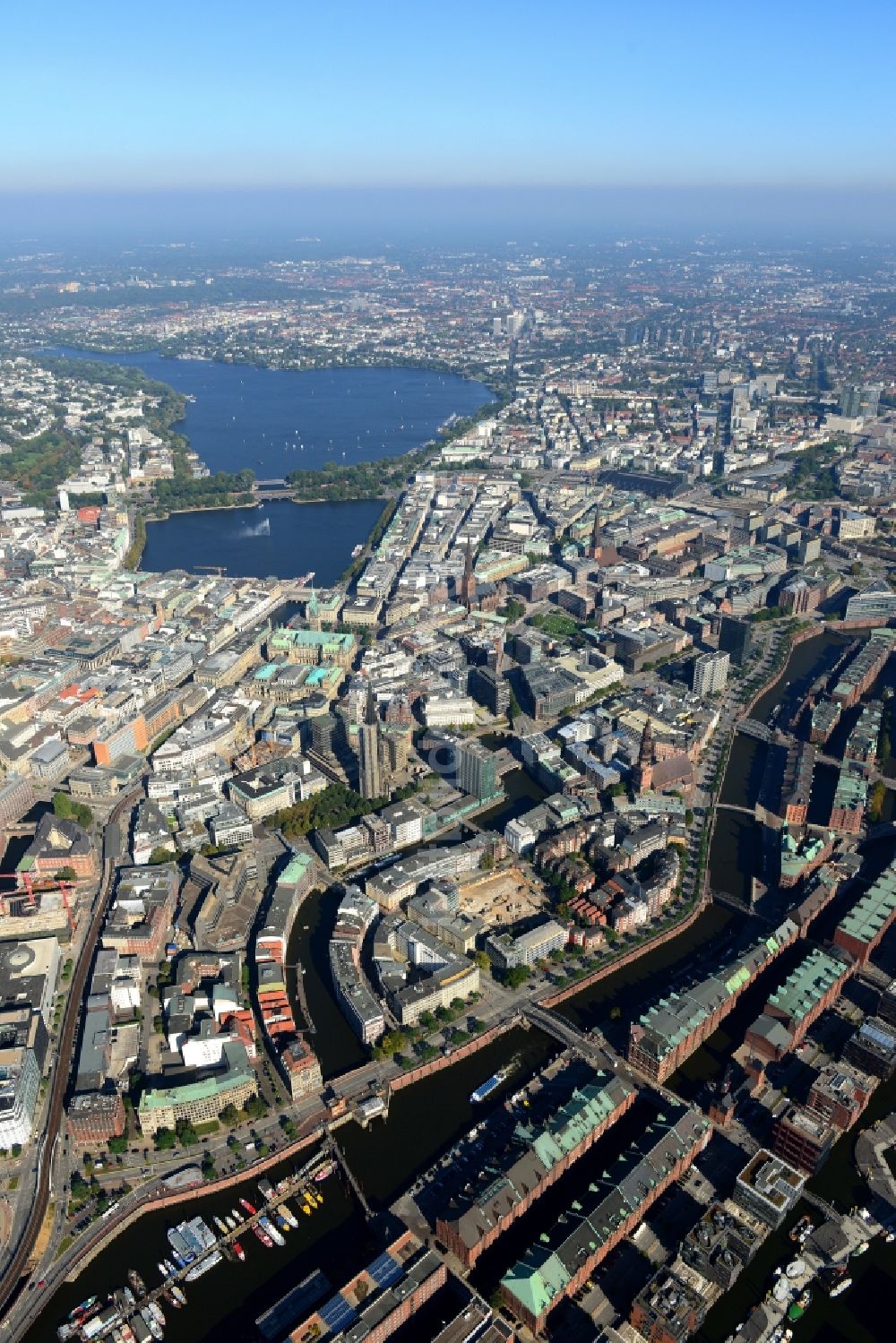 Hamburg aus der Vogelperspektive: Ortsansicht von Hamburg-Altstadt entlang des Fluss- Verlaufs des Zollkanal in Hamburg