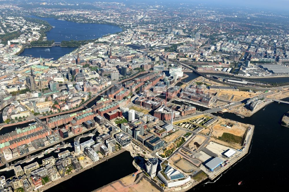 Hamburg von oben - Ortsansicht von Hamburg-Altstadt und der historischen Speicherstadt entlang des Fluss- Verlaufs des Zollkanal in Hamburg