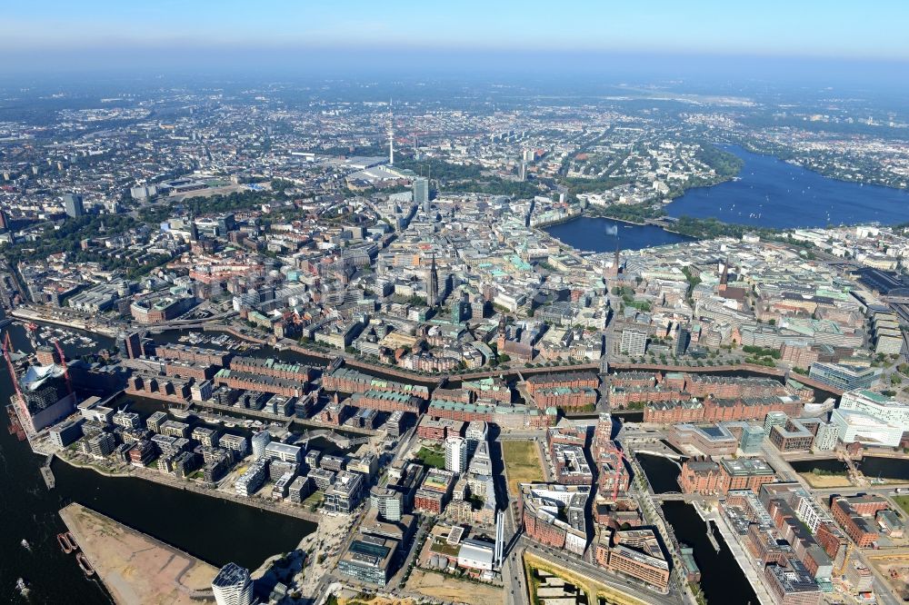 Hamburg von oben - Ortsansicht von Hamburg-Altstadt und der historischen Speicherstadt entlang des Fluss- Verlaufs des Zollkanal in Hamburg