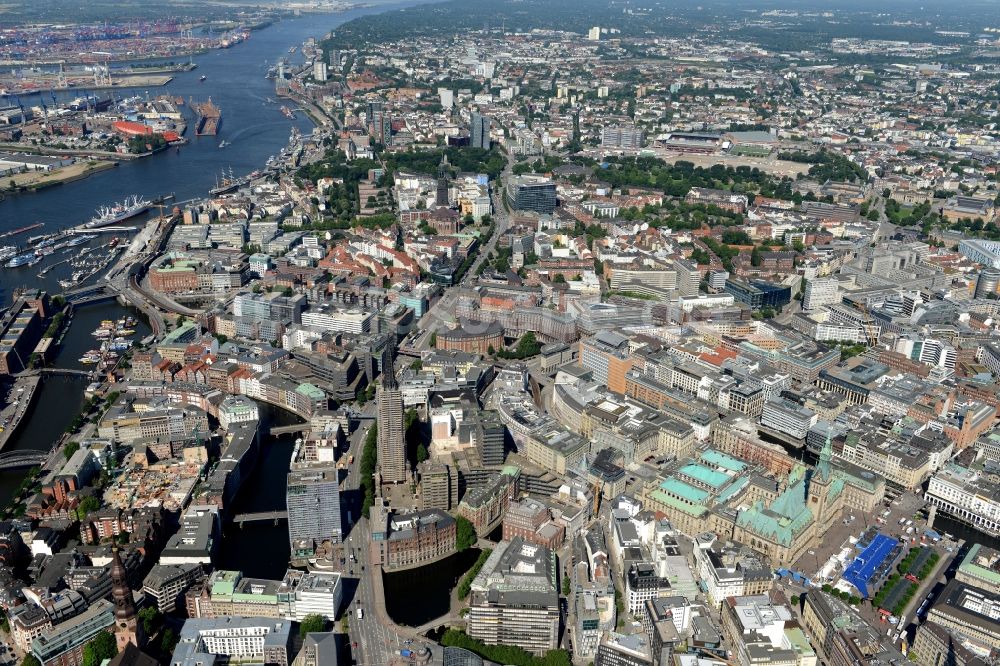 Hamburg aus der Vogelperspektive: Ortsansicht von Hamburg-Altstadt und der historischen Speicherstadt entlang des Fluss- Verlaufs des Zollkanal in Hamburg