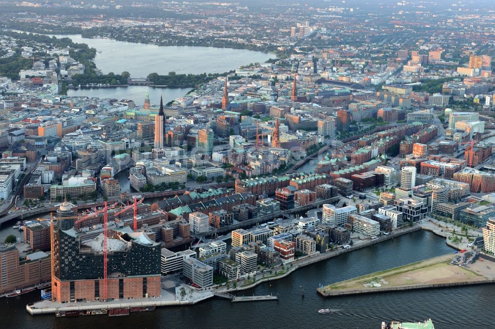 Luftbild Hamburg - Ortsansicht von Hamburg-Altstadt und der historischen Speicherstadt entlang des Fluss- Verlaufs des Zollkanal in Hamburg