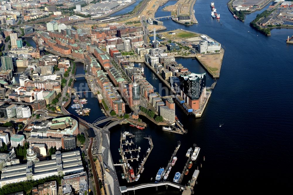 Hamburg aus der Vogelperspektive: Ortsansicht von Hamburg entlang des Fluss- Verlaufs der Elbe