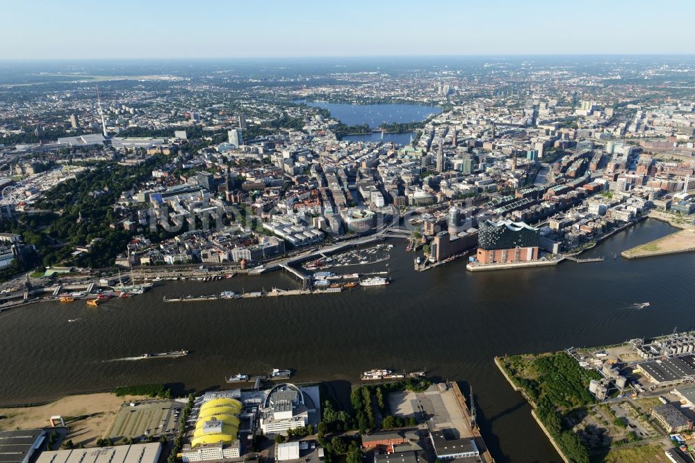 Luftaufnahme Hamburg - Ortsansicht von Hamburg entlang des Fluss- Verlaufs der Elbe