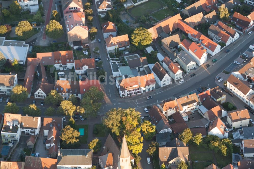 Luftaufnahme Eggenstein-Leopoldshafen - Ortsansicht Haupt/Kirchstr. mit Hotel Restaurant zum Löwen im Ortsteil Eggenstein in Eggenstein-Leopoldshafen im Bundesland Baden-Württemberg