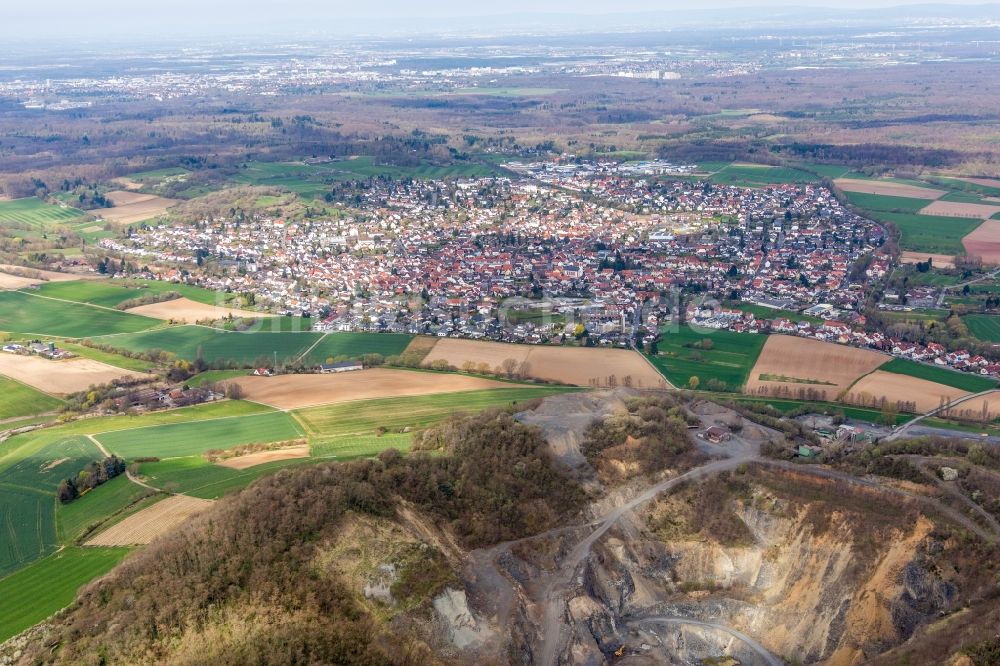 Luftbild Roßdorf - Ortsansicht hinter Steinbruchgrube in Roßdorf im Bundesland Hessen, Deutschland