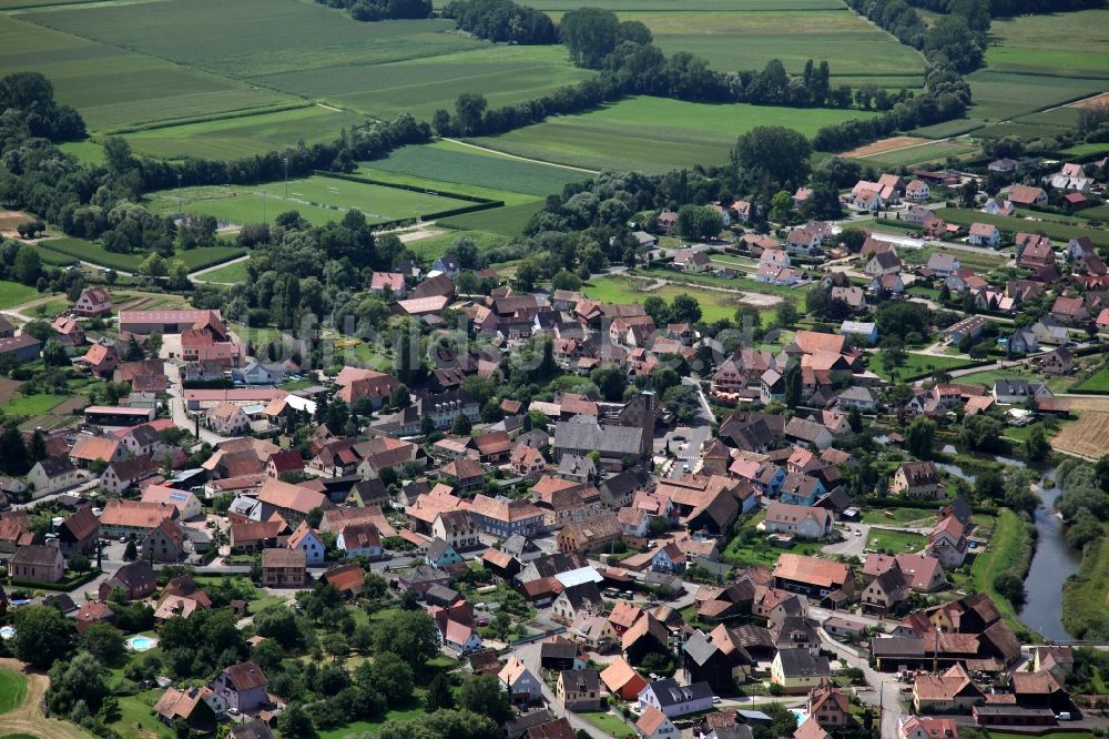 Illhaeusern aus der Vogelperspektive: Ortsansicht Illhaeusern im Elsass in Frankreich