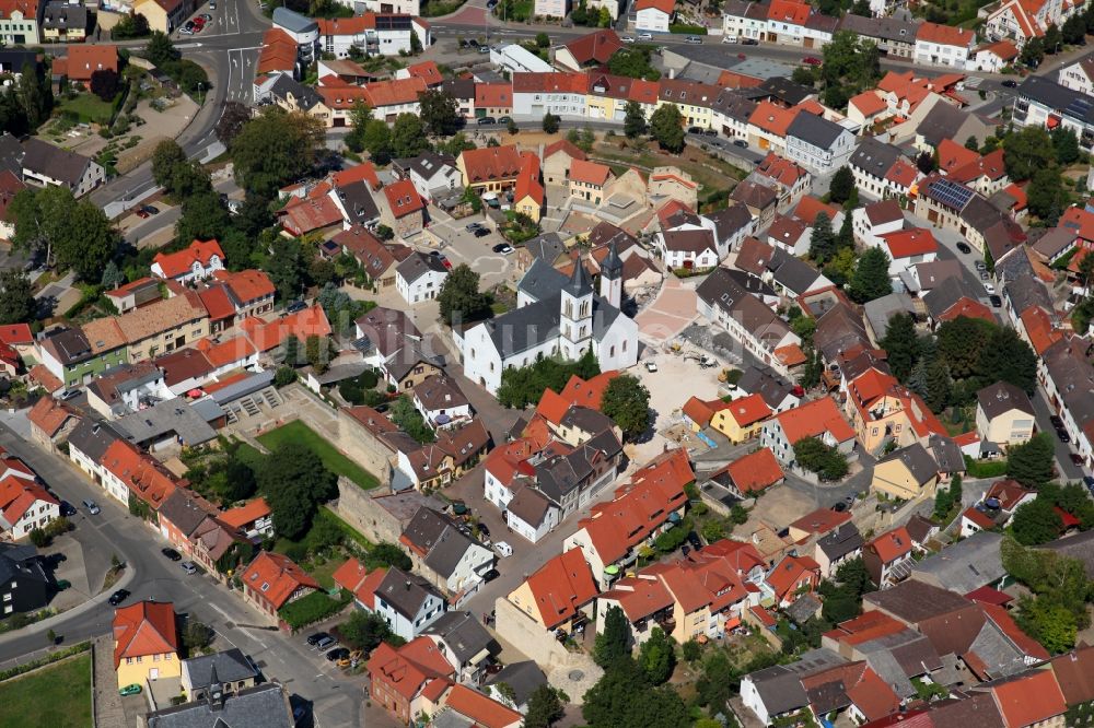 Luftbild Ingelheim am Rhein - Ortsansicht von Ingelheim mit Blick auf die Saalkirche am Rhein im Bundesland Rheinland-Pfalz