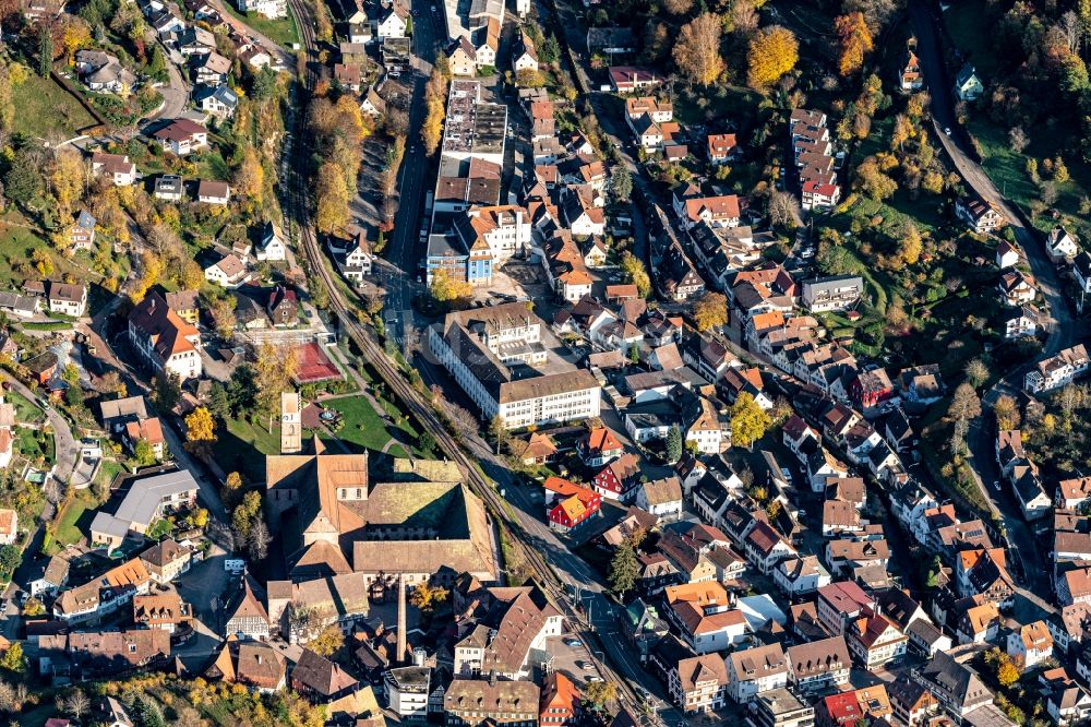 Luftaufnahme Alpirsbach - Ortsansicht Innenstadt mit Verkehrswegen in Alpirsbach im Bundesland Baden-Württemberg, Deutschland