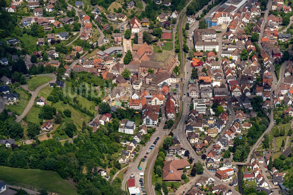 Alpirsbach von oben - Ortsansicht Innenstadt mit Verkehrswegen in Alpirsbach im Bundesland Baden-Württemberg, Deutschland