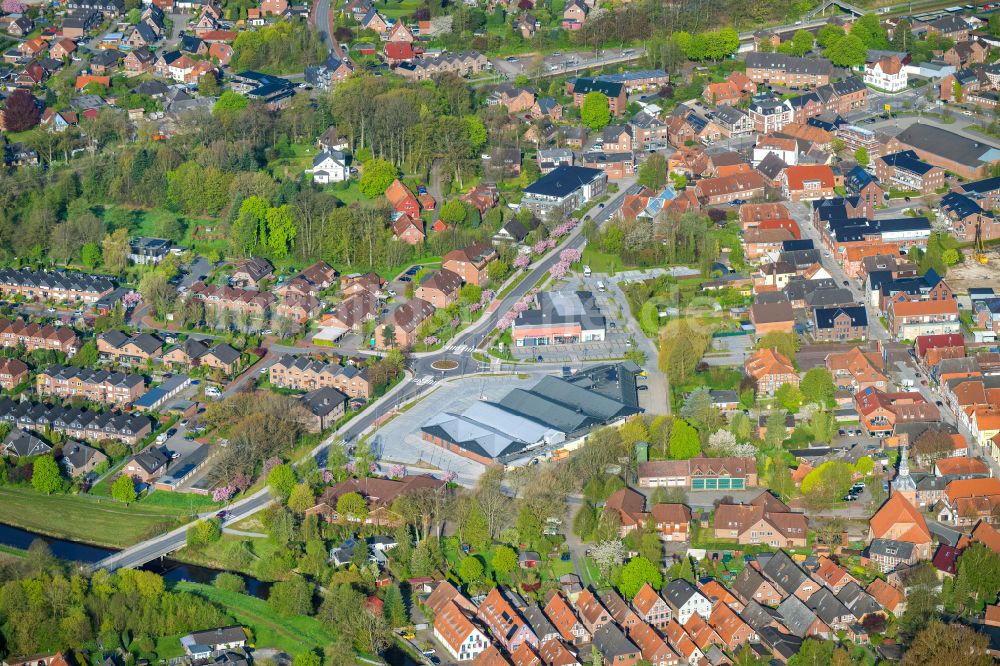 Horneburg aus der Vogelperspektive: Ortsansicht vom Innenstadtbereich Lebensmittelgeschäft EDEKA Drewes in Horneburg im Bundesland Niedersachsen, Deutschland