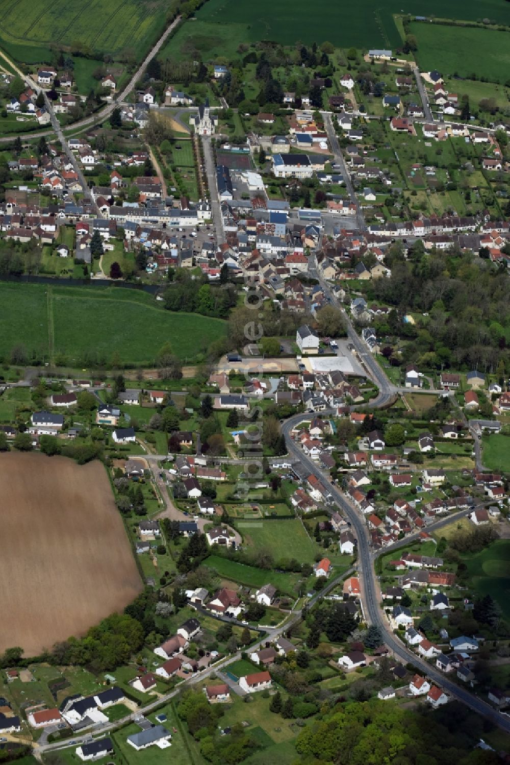 Jouet-sur-l'Aubois aus der Vogelperspektive: Ortsansicht in Jouet-sur-l'Aubois in Centre-Val de Loire, Frankreich