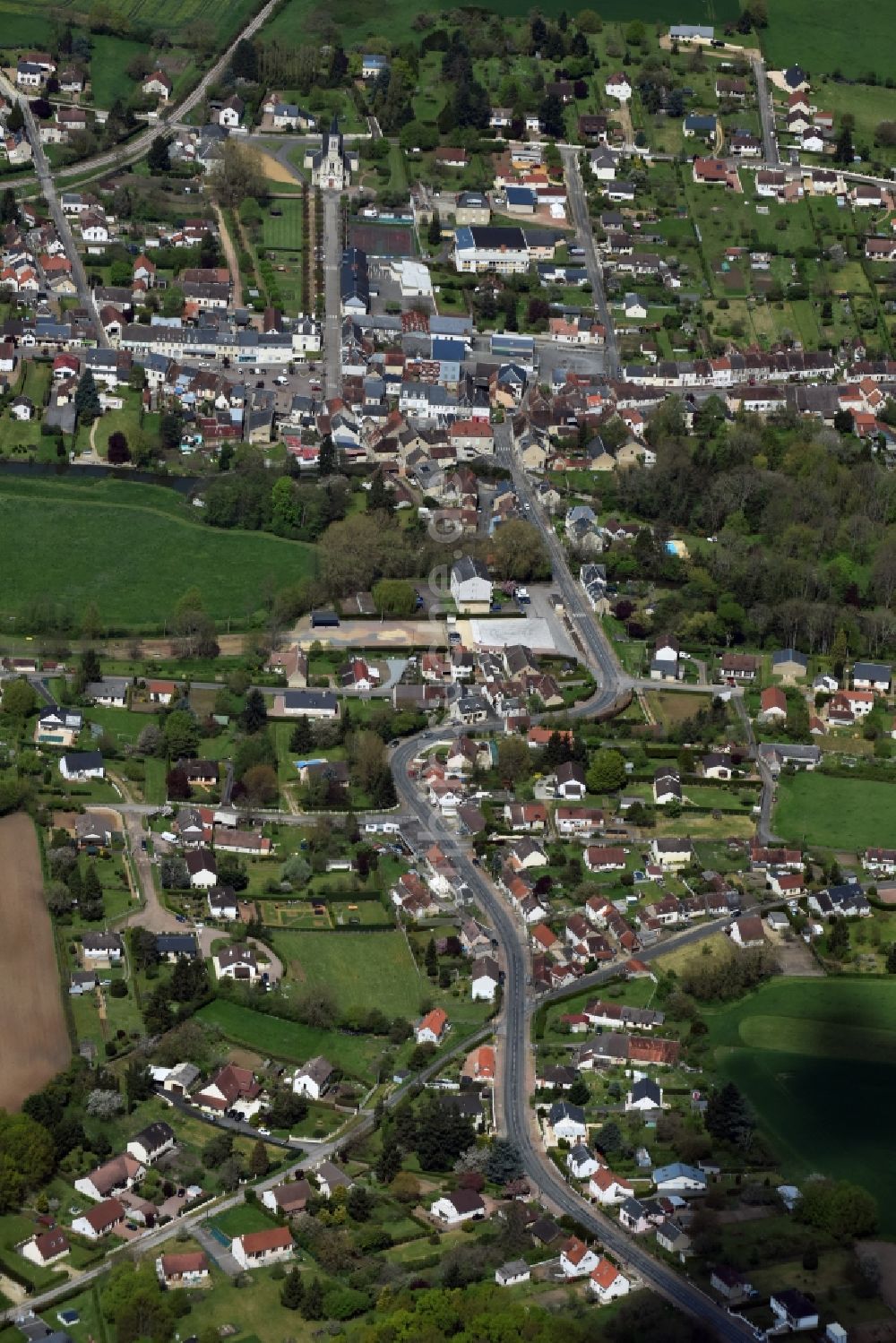 Jouet-sur-l'Aubois von oben - Ortsansicht in Jouet-sur-l'Aubois in Centre-Val de Loire, Frankreich