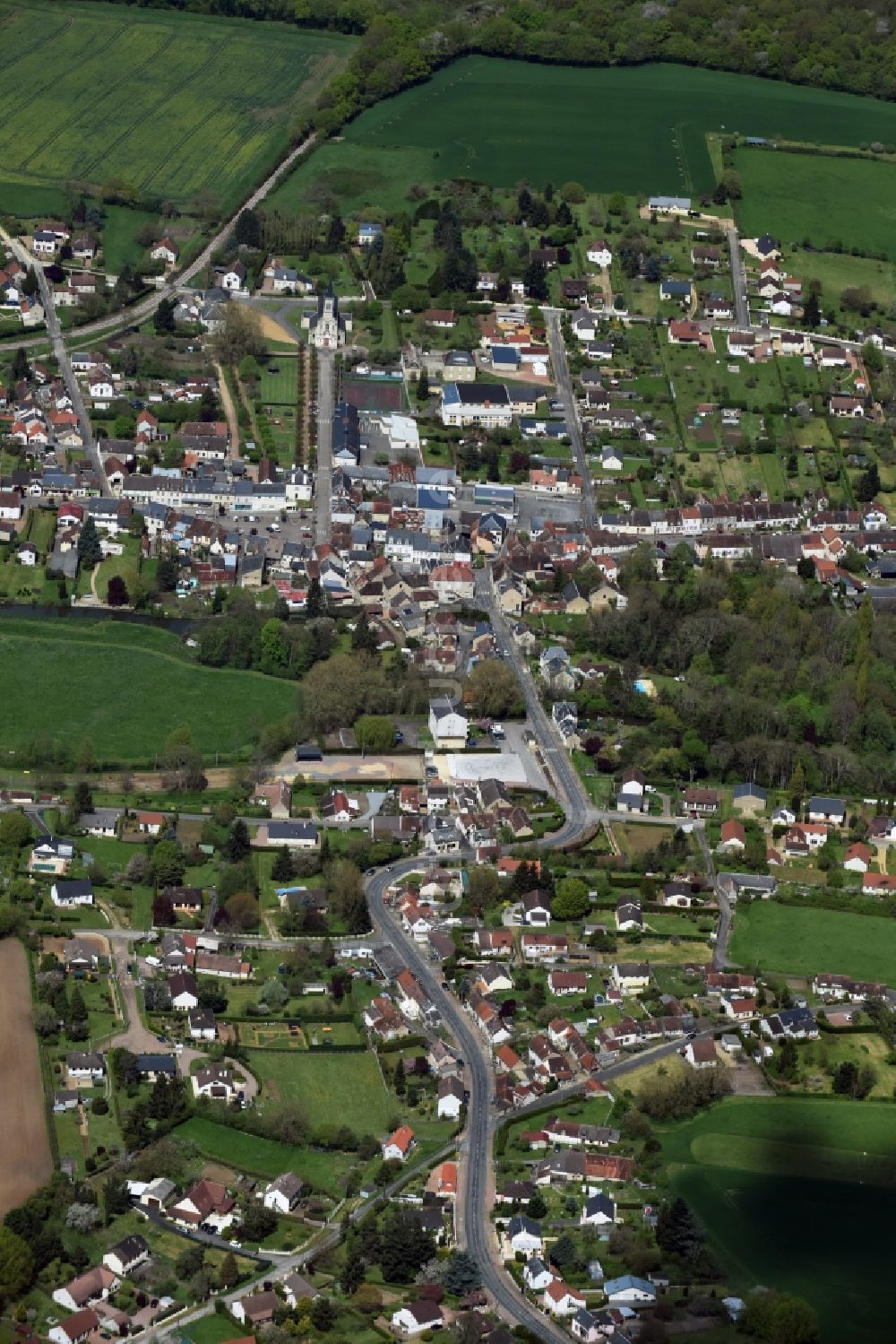 Jouet-sur-l'Aubois aus der Vogelperspektive: Ortsansicht in Jouet-sur-l'Aubois in Centre-Val de Loire, Frankreich