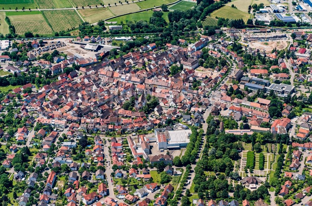 Kenzingen von oben - Ortsansicht in Kenzingen im Bundesland Baden-Württemberg, Deutschland