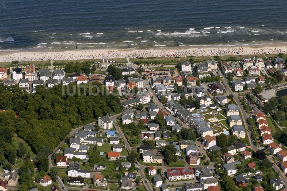 Luftaufnahme Bansin - Ortsansicht des Küstenbereiches von Bansin, einem beliebten Ferien- und Urlaubsort an der Ostsee- Küste der Insel Usedom im Bundesland Mecklenburg-Vorpommern