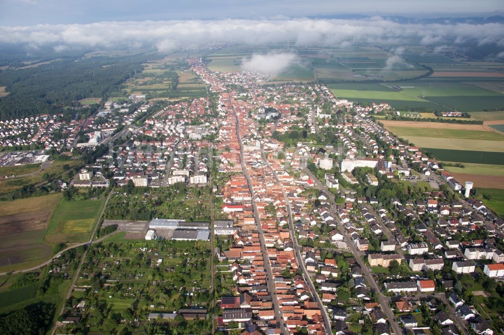 Kandel von oben - Ortsansicht der langen Rhein-, Haupt und Saarstraße durch Kandel im Bundesland Rheinland-Pfalz, Deutschland