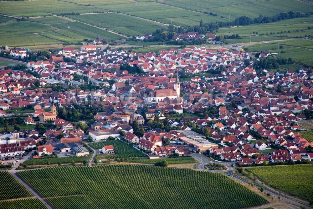 Maikammer aus der Vogelperspektive: Ortsansicht in Maikammer im Bundesland Rheinland-Pfalz, Deutschland