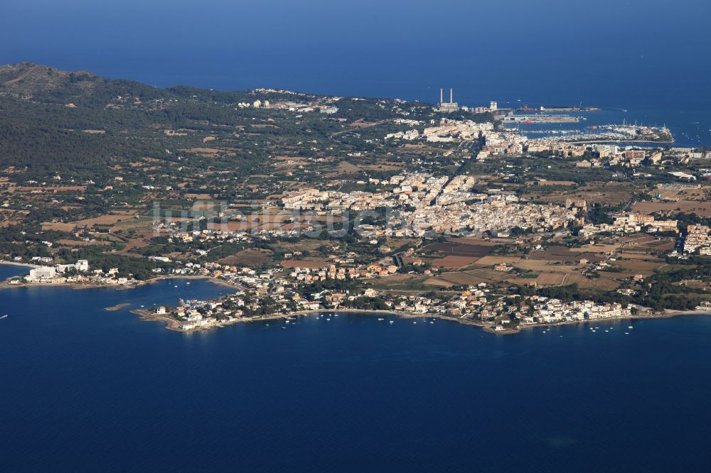 Luftbild Alcúdia - Ortsansicht an der Meeres-Küste von Alcudia zwischen der Bucht von Pollenca und der Bucht von Alcudia in Mallorca auf der balearischen Mittelmeerinsel Mallorca, Spanien