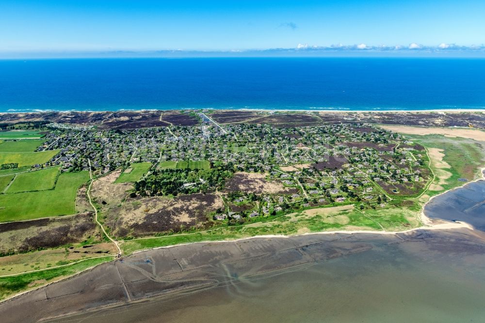 Kampen (Sylt) aus der Vogelperspektive: Ortsansicht an der Meeres-Küste in Kampen (Sylt) auf der Insel Sylt im Bundesland Schleswig-Holstein, Deutschland