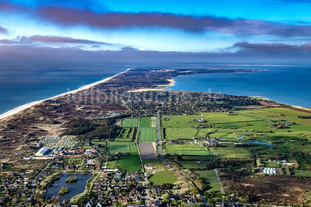 Kampen (Sylt) aus der Vogelperspektive: Ortsansicht an der Meeres-Küste in Kampen (Sylt) auf der Insel Sylt im Bundesland Schleswig-Holstein, Deutschland