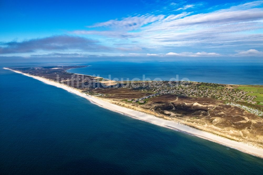 Kampen (Sylt) aus der Vogelperspektive: Ortsansicht an der Meeres-Küste in Kampen (Sylt) auf der Insel Sylt im Bundesland Schleswig-Holstein, Deutschland