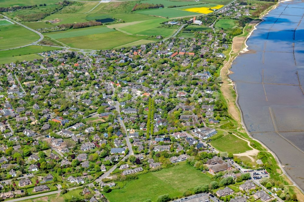 Keitum aus der Vogelperspektive: Ortsansicht an der Meeres-Küste in Keitum auf der Insel Sylt im Bundesland Schleswig-Holstein, Deutschland