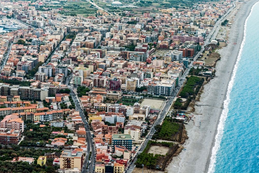 Luftaufnahme Milazzo - Ortsansicht an der Meeres-Küste von Milazzo in Sizilien, Italien