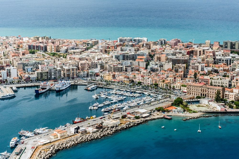 Milazzo aus der Vogelperspektive: Ortsansicht an der Meeres-Küste von Milazzo in Sizilien, Italien