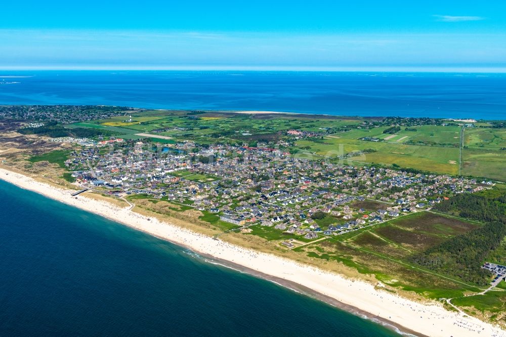 Wenningstedt-Braderup (Sylt) aus der Vogelperspektive: Ortsansicht an der Meeres-Küste der Nordsee in Wenningstedt-Braderup (Sylt) auf der Insel Sylt im Bundesland Schleswig-Holstein, Deutschland