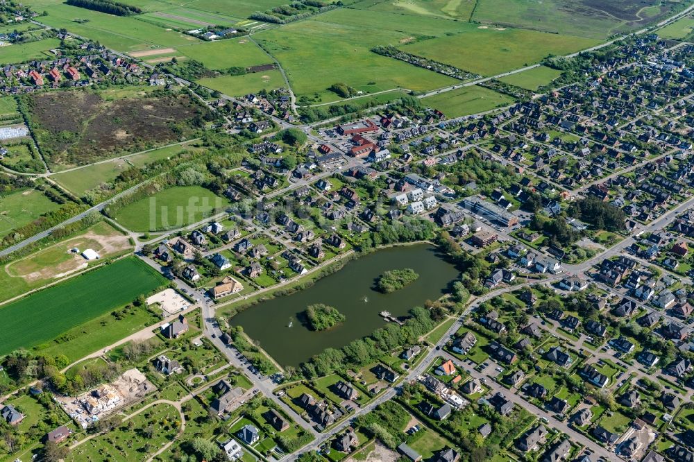 Wenningstedt-Braderup (Sylt) aus der Vogelperspektive: Ortsansicht an der Meeres-Küste der Nordsee in Wenningstedt-Braderup (Sylt) auf der Insel Sylt im Bundesland Schleswig-Holstein, Deutschland